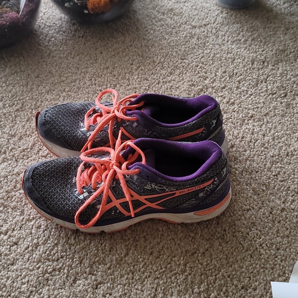 ASICS running shoes - Picture 2 of 3